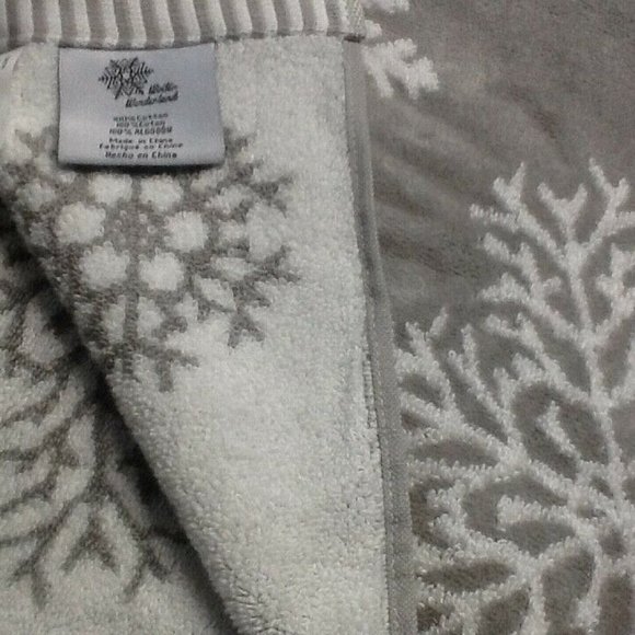 3 new Winter Wonderland 100% Cotton 27x54" BATH Towels - GRAY & WHITE SNOWFLAKES - Picture 6 of 6